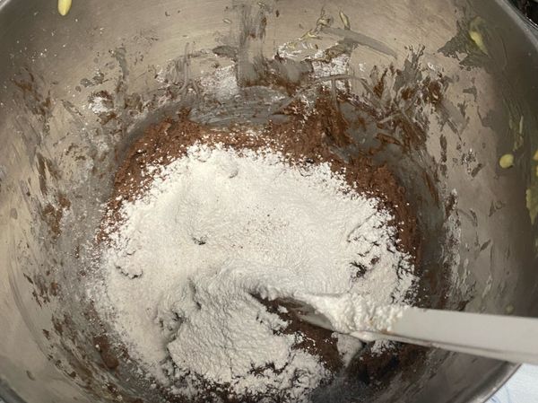 加入過篩的低筋麵粉和可可粉，太多的話也可以分次加入唷