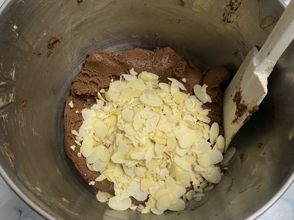 把杏仁片倒進去拌勻