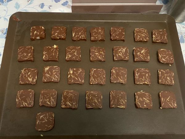 時間到拿出來切片！厚度大概0.5公分不要太厚
在切的時候，烤箱先上下火180度預熱
烤箱中層，15分鐘