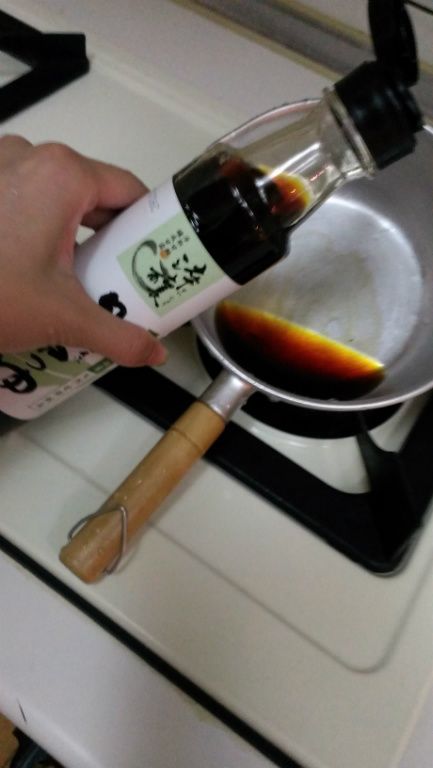 不用一滴油，先將淬釀日式昆布醬油先煮小滾