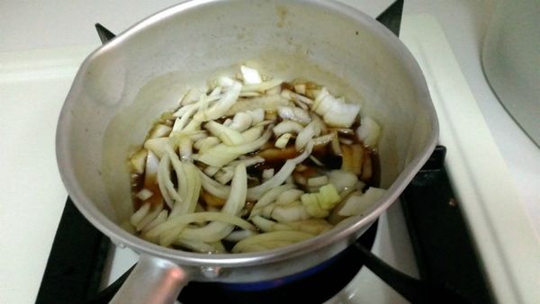 洋蔥與肉一起燉煮，再放米酒