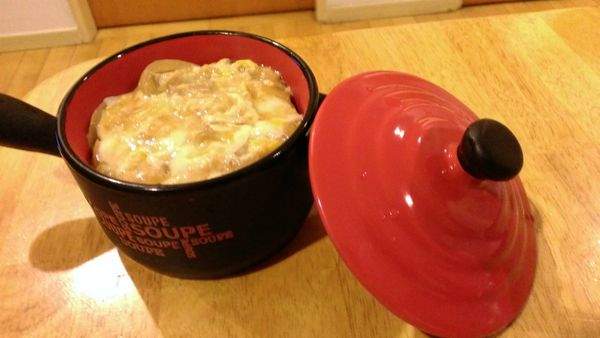 煮到洋蔥快要看不見時候，再放蛋，（放蛋的時候，火可以關掉，用餘溫悶蛋），趕緊成一碗大白飯，可以開動嚕