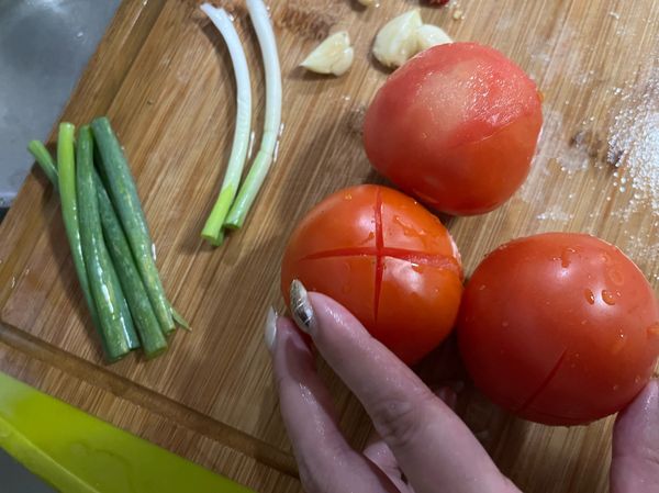 番茄切塊 蔥白切斷 蔥綠切圈 蒜頭切碎

（不喜歡吃皮可以切十字放滾水剝皮）