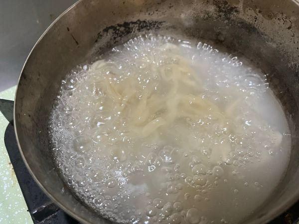 麵條加鹽巴煮至水滾撈起備用