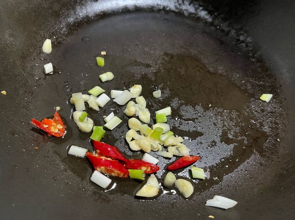 蔥白蒜頭辣椒熱鍋加油爆香