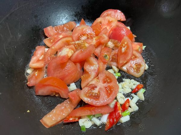 加入蕃茄拌炒