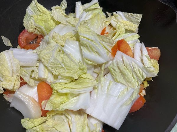 加入切塊白菜拌炒