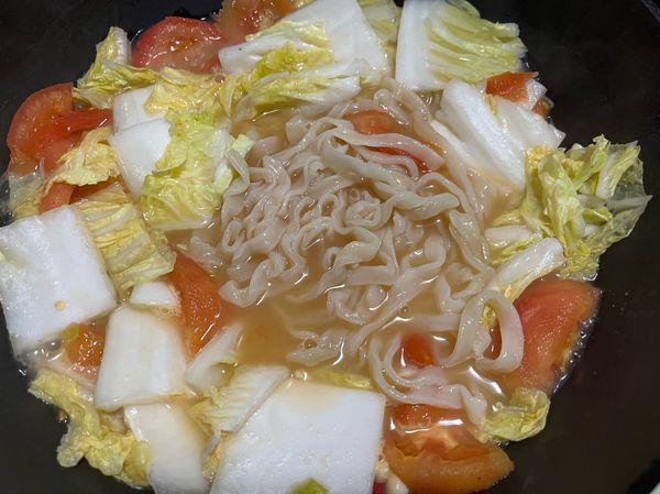 蔬菜煮軟之後把麵放回來再滾三分鐘
加點鹽巴跟白胡椒調味