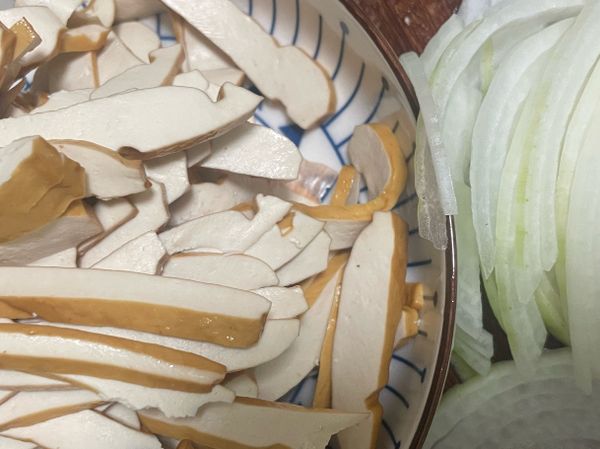 將豆乾切片跟洋蔥切絲、青蔥跟蒜頭切末