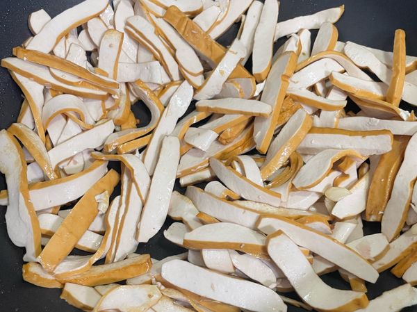 先熱鍋下油將豆乾下去，煎炒出豆香