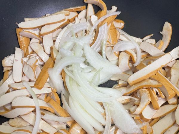 大概炒約兩分鐘後就可以下洋蔥跟蒜末了，都是中小火炒哦