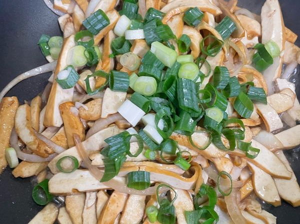 這時候將調味料全下～繼續翻炒～最後蔥下翻炒下就可以起鍋了