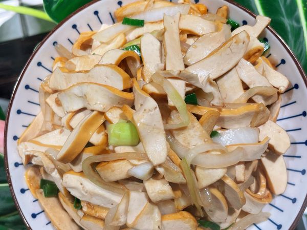 好吃的洋蔥炒豆乾就好囉～～