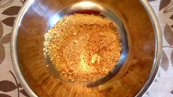 先將無鹽奶油隔水加熱溶化。

奇福餅乾裝進袋子裡用桿麵棍壓碎 (餅乾愈碎愈好)