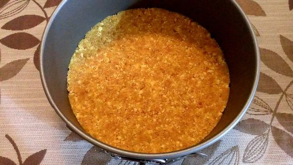 將融化好的奶油加入餅乾中攪拌均勻。

準備一個好脫模的容器，將混合好的餅乾倒入，用湯匙用力壓平整(要確實壓緊，不然等會倒入抹茶會散掉)。

放入預熱130度的烤箱，烘烤十分鐘。
烤好不脫模，等餅乾放涼再做抹茶。