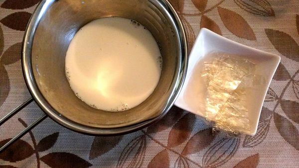 鮮奶加入吉利丁，隔水加熱至吉利丁片融化，再加入抹茶攪拌。