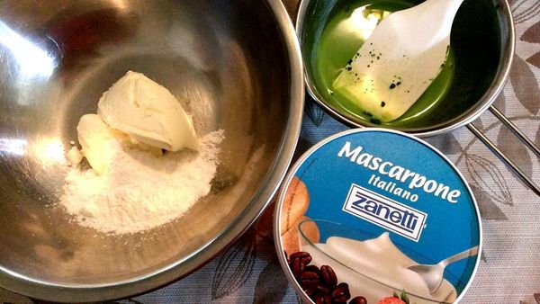 將乳酪、糖粉放置容器中打至滑順。

加入已經調好的抹茶鮮奶，再一次攪拌均勻。