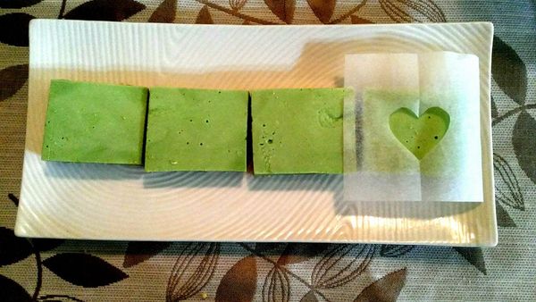 脫模後切塊，再灑上抹茶即可享用。