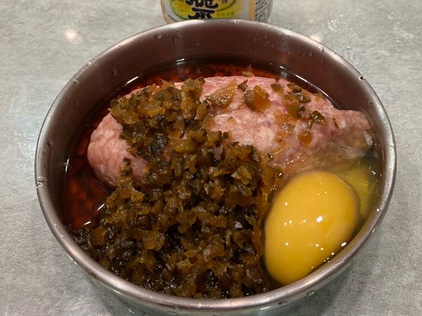 把黑瓜切細加入豬絞肉和蛋