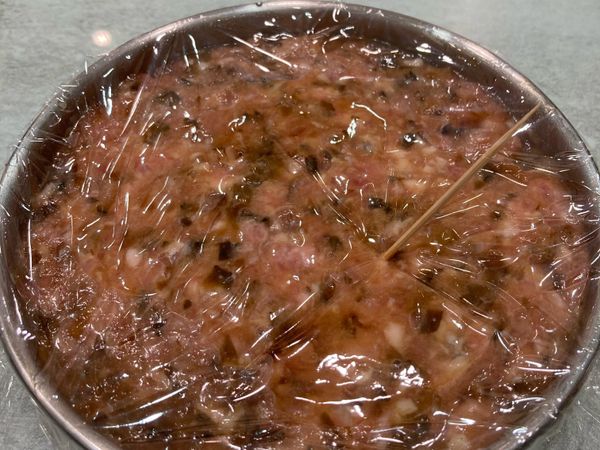 包上保鮮膜 用牙簽刺5個小洞