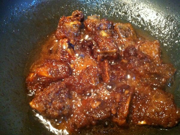 中小火起油鍋,倒入橄欖油,[醬汁]..待煮滾後將排骨酥放入..拌炒上色..即可悶上鍋蓋..小火悶煮5-10分鐘,其間去拌炒2~3次..