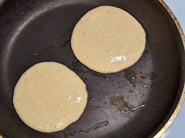 平底鍋預熱，噴上些許健康油避免黏鍋。
小火慢煎，表面容易焦掉。