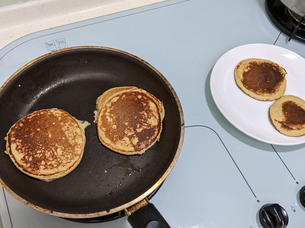 這時蛋香很濃郁，可以適時地戳一戳底部。
喜歡口感濕軟的人，建議兩面成型後，就可以起鍋。