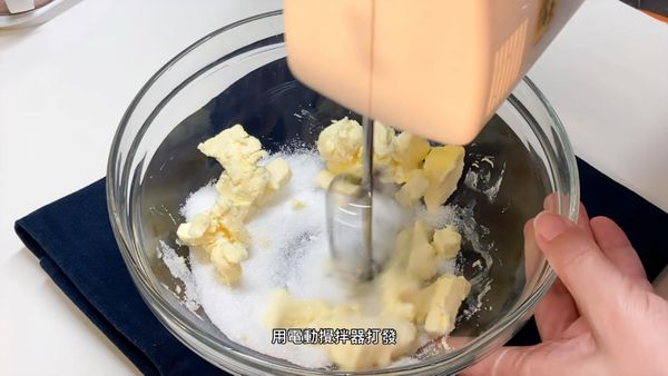用電動攪拌器混合奶油與糖，並打發至呈現鳥羽狀及微微發白
Mix the butter and sugar with an electric mixer, and beat until it is feathery and slightly whitish