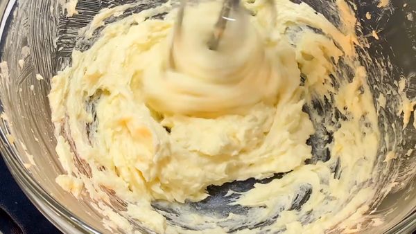 繼續攪拌至完全乳化
Continue stirring until fully emulsified