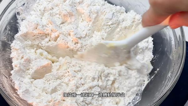 用划刀的切拌方式混合奶油與麵粉
Mix the butter and flour with a knife