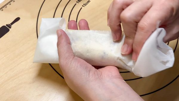 將整型好的麵糰用烘焙紙包起來，放入冰箱冷藏3-4小時以上
Wrap the shaped dough in parchment paper and refrigerate for 3-4 hours