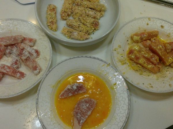 樸活里肌肉排切成條狀，撒鹽胡椒調味，依序沾麵粉，蛋液，麵包粉，要烤要炸要半煎半炸就隨心情囉!