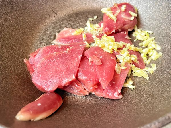 小里肌肉沒什麼油，需要加多一點油熱鍋，肉及蒜末一起入鍋翻炒