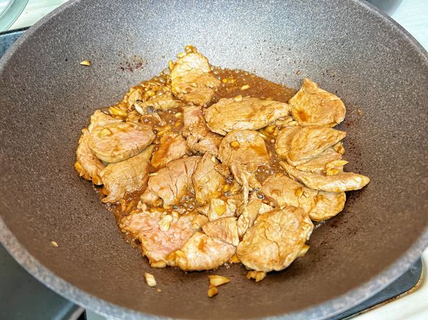 肉炒到兩面都熟中間還是生的狀態，加醬油嗆一下，再加水燉煮