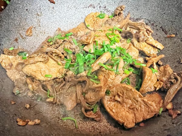 快起鍋前加入蒜苗一同拌炒