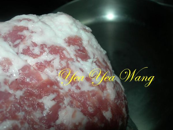 起乾鍋以中小火先將肉末爆至乾酥,重點把多餘的油逼出倒掉