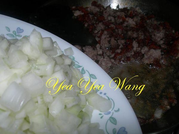 再放入洋蔥丁放入炒軟香味出來後