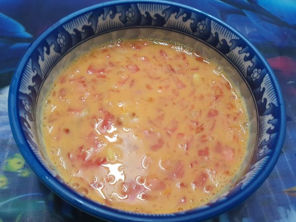 雞蛋與蕃茄拌勻