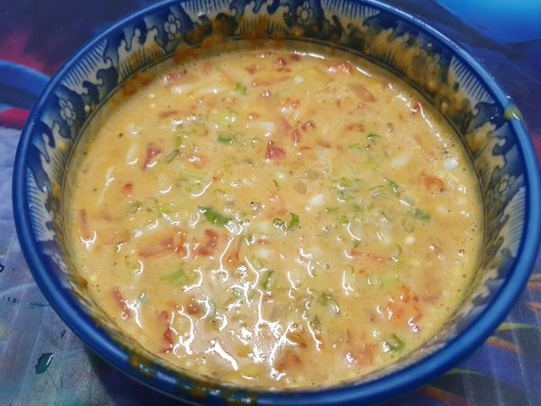 加入麵粉（分次加入）攪拌均勻，再加入2大匙起司絲、蔥、調味料拌勻