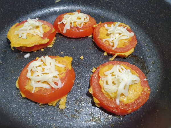 翻面後放上剩餘的起司絲，蓋鍋蓋煎熟