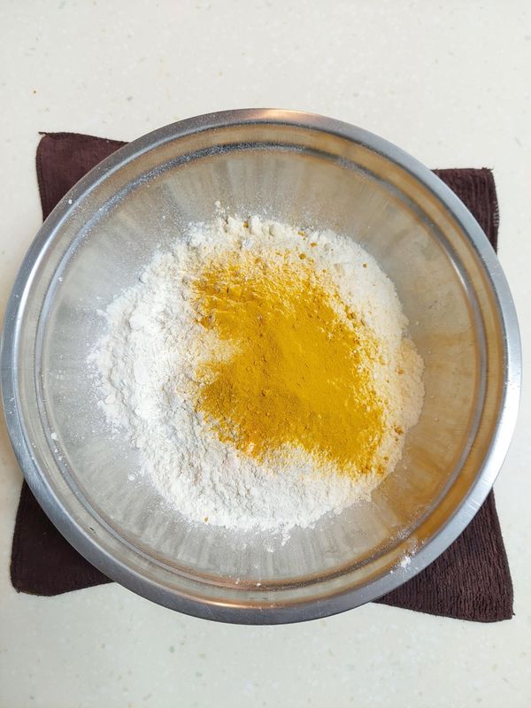 麵粉、鹽、薑黃粉調勻