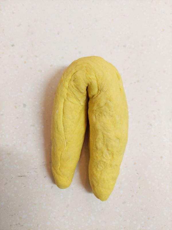 長條疊合、繼續揉麵，總共揉10分鐘