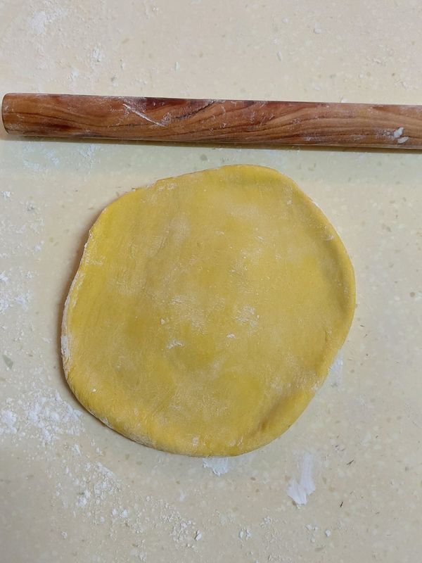 上擀杖，沿著邊緣擀開（先擀整個周圍）