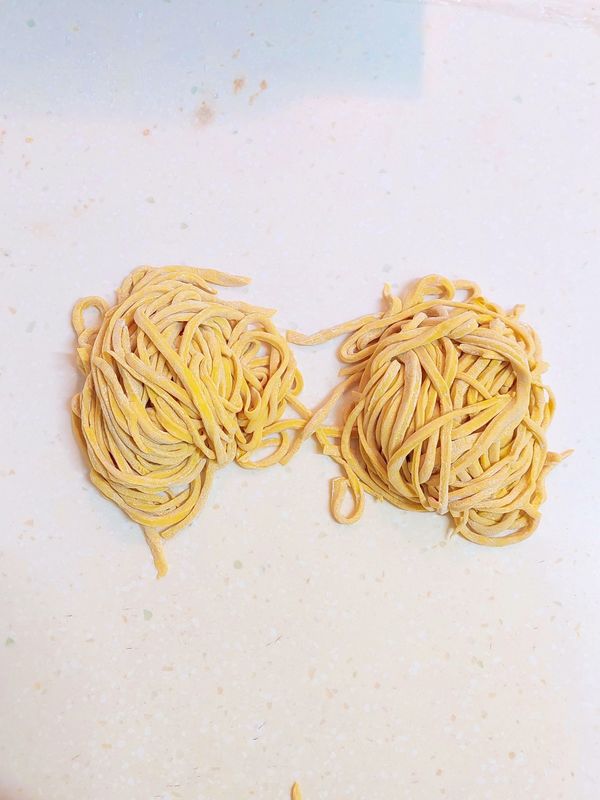 撒上手粉，麵條鬆開（吃不完裝保鮮袋冷凍）