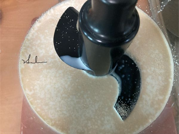 將麵糰1的35度C鮮奶先倒入，酵母粉再灑在上方，待起泡化後加入高筋麵粉。