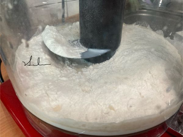 加入高筋麵粉180克。攪拌約1分鐘，不黏手後拿出。