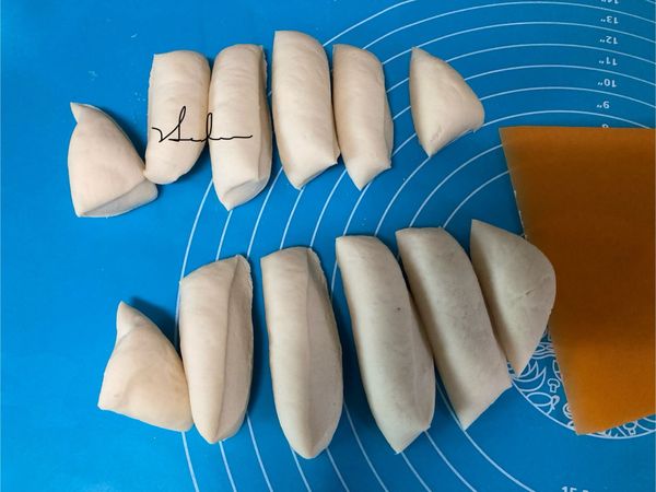 1小時後將麵糰切小塊準備加入下個步驟的麵糰中。