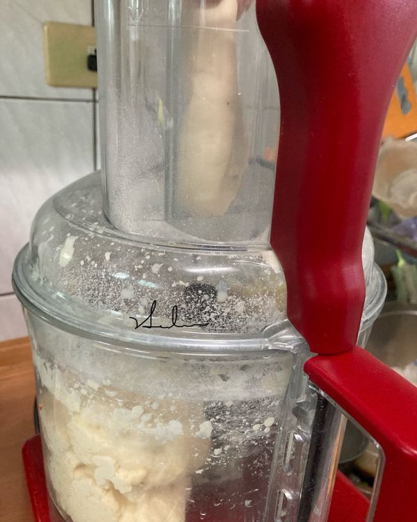 將麵糰2的材料放入機器攪拌約30秒，並分次加入先前的麵糰1攪拌。打至光滑不黏手約2分鐘後，以手拉拉看是否有薄膜，如沒有再打1分鐘。在麵糰2的材料裹，油最後加入。