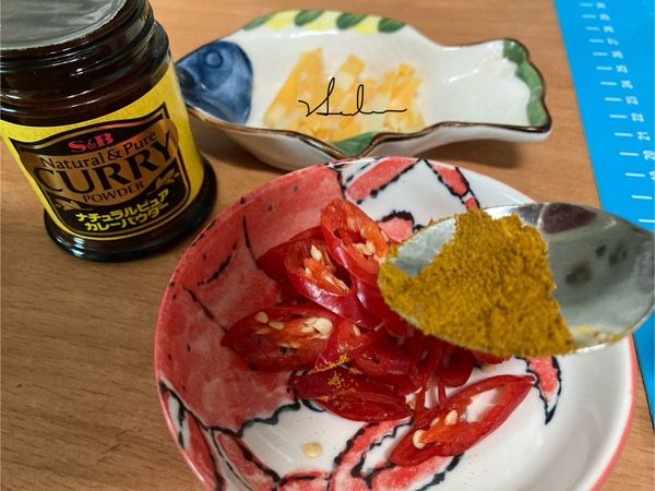 在等待的過程中，利用時間將S&amp;B天然純咖哩粉5克、辣椒和橄欖油拌勻。