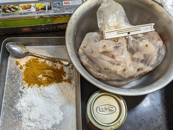 前一晚或4小時前先來醃漬雞翅, 這次使用的是一般越南/泰式小雜貨店或超市就可以買到的魚露, 用魚露來醃肉其實會有鹹味及鮮味, 再加入味霖或砂糖, 裝在塑膠袋裡夾緊封口冰鎮一晚, 就完成了準備工作。